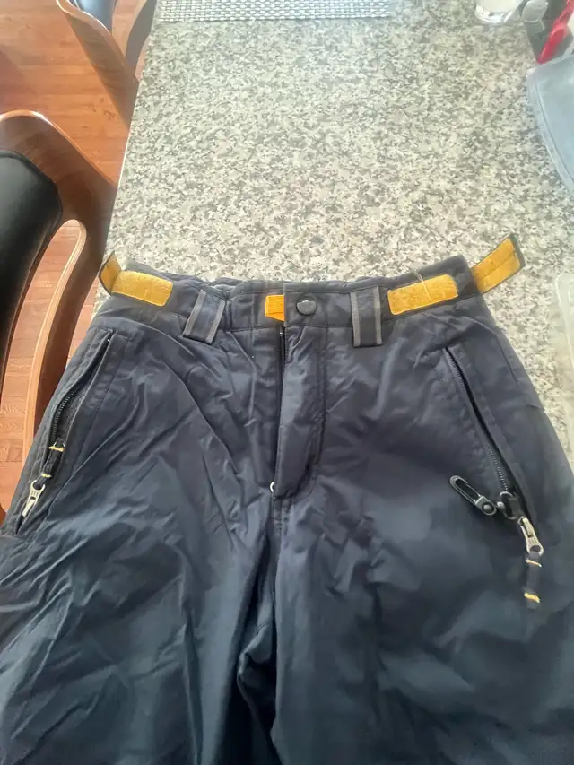 Papertrails ski Gap  Snow Pants in Kids & Youth in St. Albert - Image 6