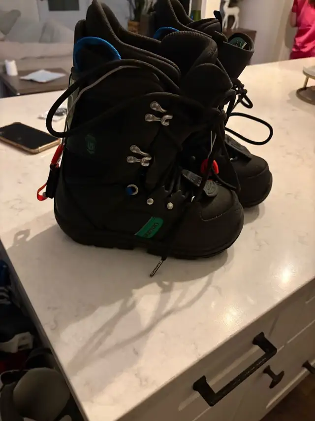 Kids snowboard boots Burton size 5 in Snowboard in Guelph - Image 2
