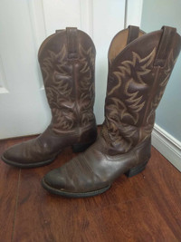 Men's Leather Ariat Cowboy Boots Size 10 Located in Shediac &lt;