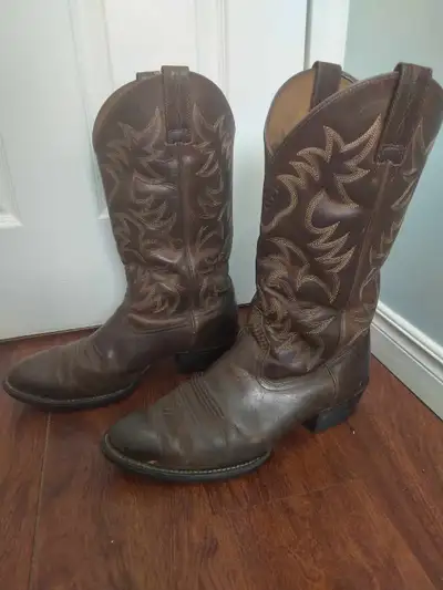 Men's Leather Ariat Cowboy Boots Size 10 Located in Shediac &lt;, View more