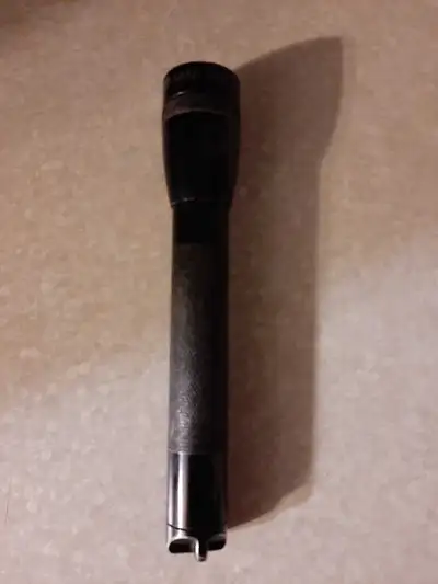Éclairez votre chemin avec cette lampe de poche Maglite noire classique et robuste, parfaite pour to...