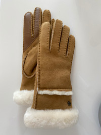 UGG Women's Seamed Tech Glove - S size