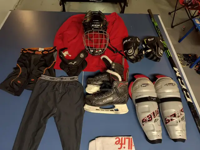 Youth Hockey Equipment in Hockey in Winnipeg - Image 2