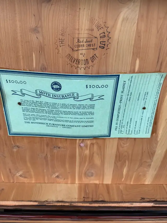 Antique Cedar chest in Dressers & Wardrobes in Longueuil / South Shore - Image 4