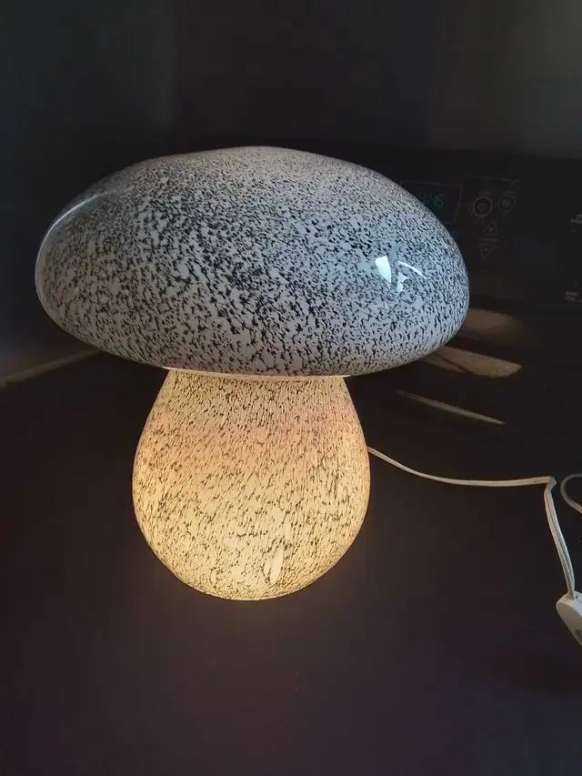 Vintage Murano Art Glass Mushroom Lamp 10.5 "D & 11.25 "H in Indoor Lighting & Fans in City of Toronto - Image 8