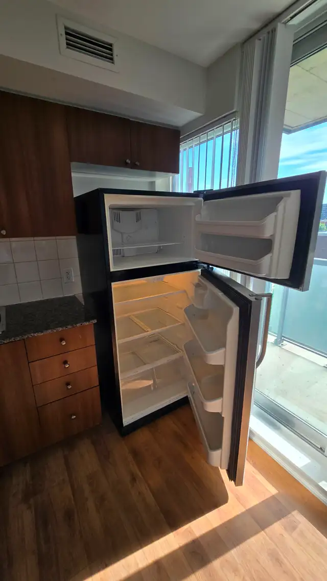 Frigidaire 18 cu. ft. Stainless Steel Fridge, Works Great in Refrigerators in City of Toronto - Image 2