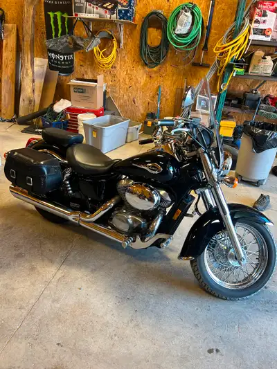 1999 Honda ACE , excellent condition , new tires, black and chrome Loud pipes,brand new windscreen,...