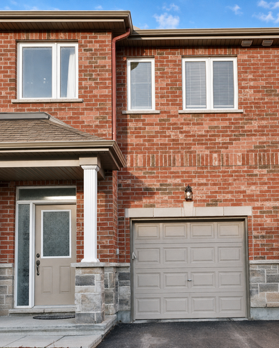 Spacious three-bedroom townhome in Longfields, Barrhaven, close to Longfields Station, parks, school...