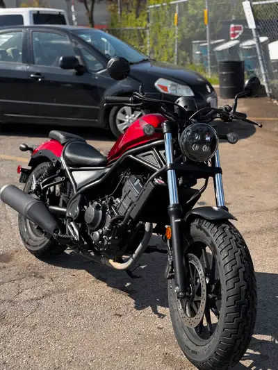 Beautiful single owner 300cc motorcycle. Kept in garage off season and just took it out of storage....