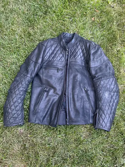 Beautiful top quality triumph motorcycles quilted leather motorcycle jacket. XL extra large. has qui...