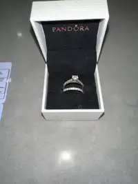 Engagement ring and wedding band set 
