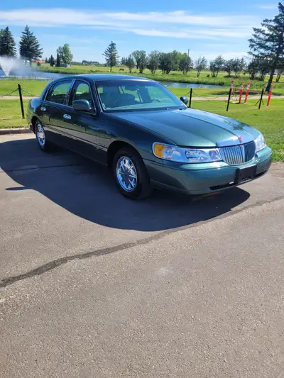 Heated leather seats power sunroof 4.6 liter v8 2nd owner never smoke in or winter driven looks and...