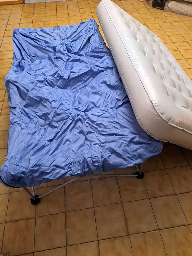 Lit de camp pliant avec matelas gonflable in Beds & Mattresses in Laval / North Shore - Image 4