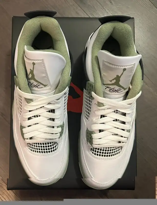 Jordan 4 Retro Seafoam Womens - Size 10.5, 11, 11.5, 12 in Men's Shoes in City of Toronto - Image 4