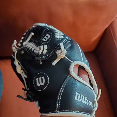 New Youth Jr. 10" Wilson Baseball Glove Like New , View more