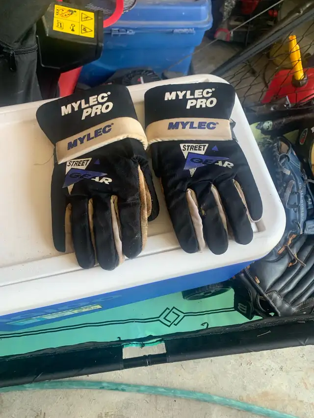 Mylec mens ball hockey gloves 2 pairs in Hockey in St. Catharines - Image 4