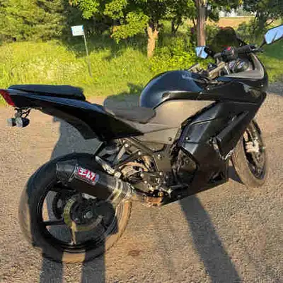 2011 Ninja 250r I’m selling due to the fact I bought a new bike. New front tire as of the start of t...