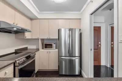 Condo moderne situé au coeur du centre-ville de Montréal, offre une vue panoramique grâce à sa grand...