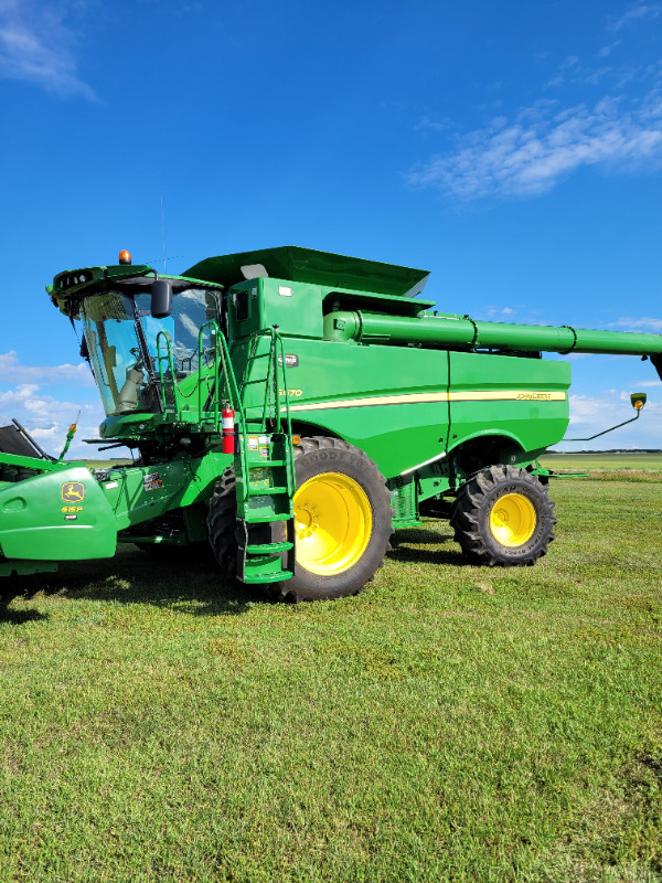 John Deere S670 Combine in Farming Equipment in Nipawin