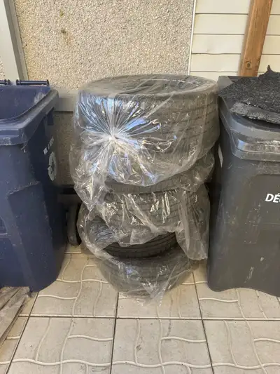 4 pneus d’été MOTOMASTER 215/50R17 Entreposés proprement dans des sacs protecteurs. En bon état géné...