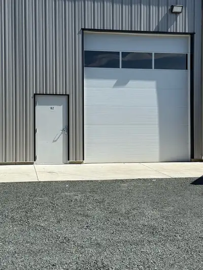Clean 1200 sq ft unit available in Parksville. 800 sq ft down - 40 ft long x 18ft wide (20ft if incl...