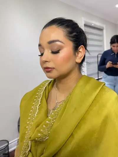 makeup artist, View more