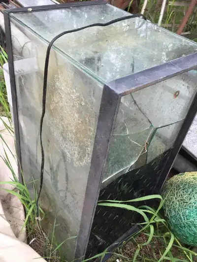 Broken aquarium PLEASE read the ad carefully My name - My name is Matt Peter. You can see me on face...