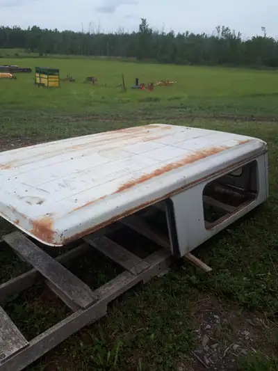 International Scout 800 full size truck cap. Excellent condition. Will need new side windows and mou...