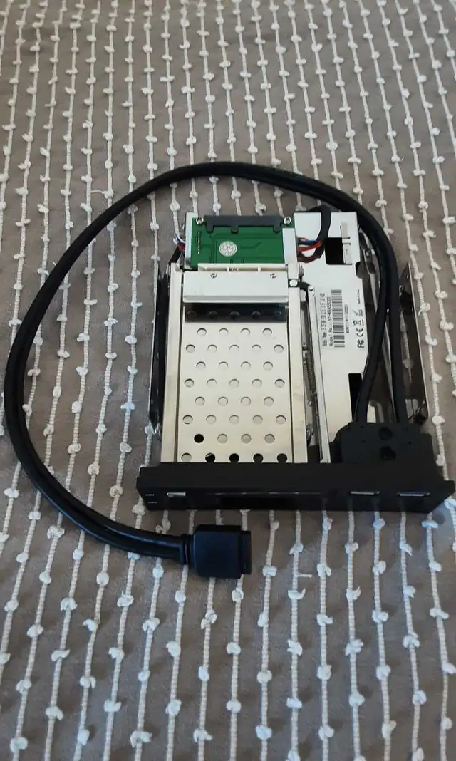 PC Case Hard Drive Enclosure in System Components in City of Toronto - Image 3