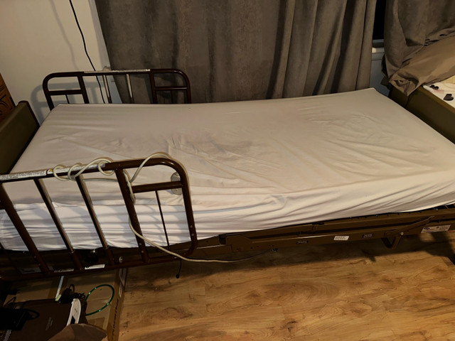 Electric Hospital Bed in Health & Special Needs in Kawartha Lakes - Image 3