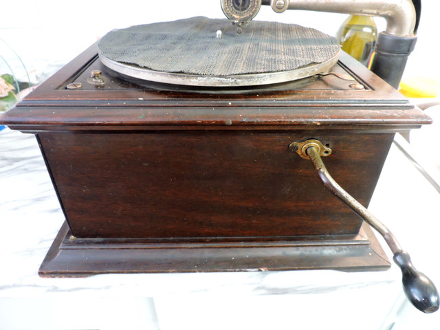 Victor Talking Phonograph Machine 1920 in Arts & Collectibles in Oshawa / Durham Region - Image 3