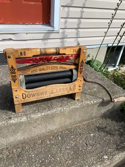 Antique DOWSWELL, LEES & Co. No. 11 Clothes Washing Machine Laundry Wringer, Hand Cranked Manufactur...