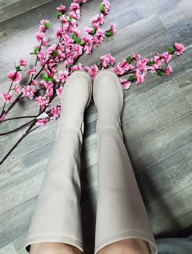 Cassietta off-white/light grey knee high boots -Size 7 for sale in Women's - Shoes in City of Toronto - Image 3