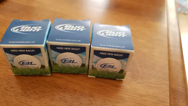 Oxford Circus British Pub / Bud Light Golf Balls (3) *New* in Arts & Collectibles in Brantford - Image 5