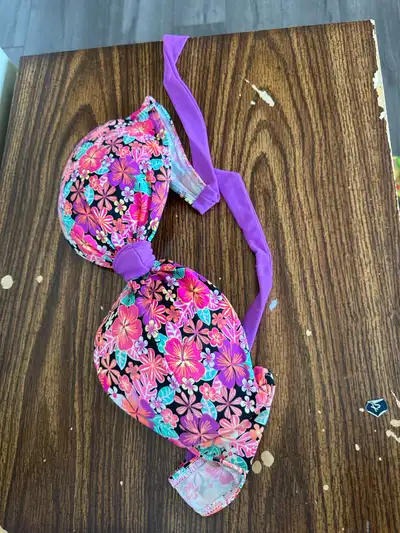 Women's bikini top. Floral print. Purple straps. Adjustable.