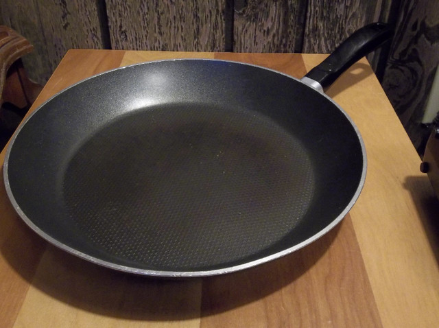 Poêle 12,5" T-FAL RESISTAL dans Cuisinières, fours et fourneaux  à Trois-Rivières