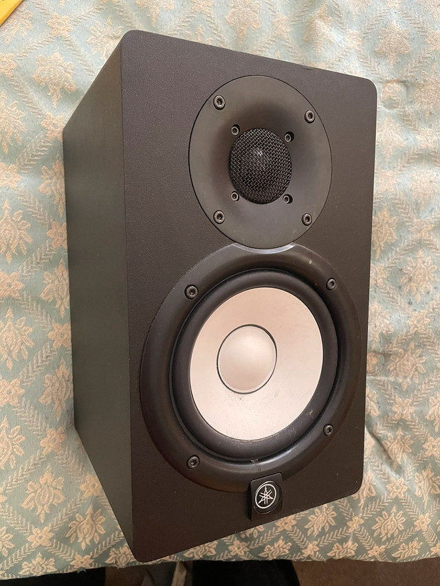 Yamaha Model HS5 Studio Monitor Powered Speaker System Speakers