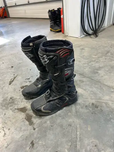 Used but still decent one buckle on the bottom of the left boot missing but not necessary, I used wi...