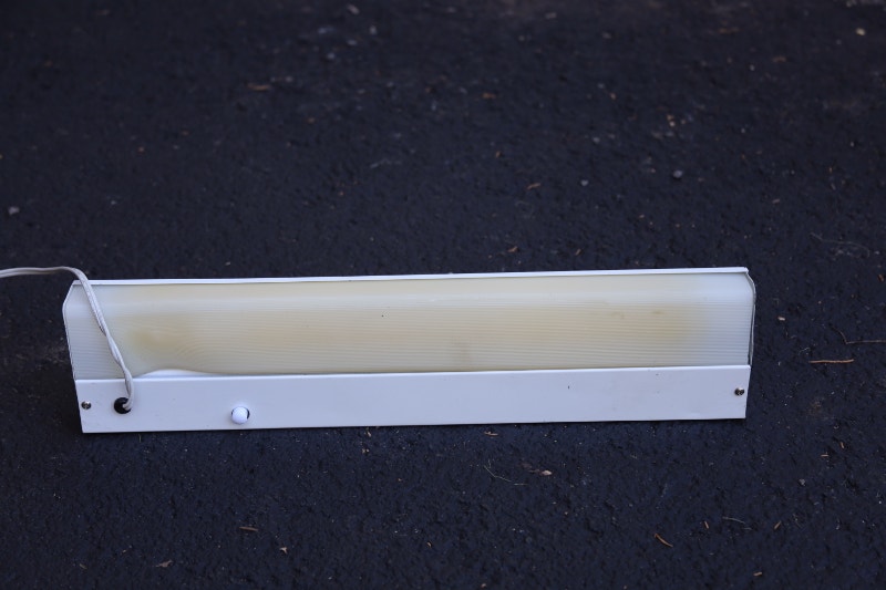 18 inch fluorescent light fixture with working bulb Éclairage