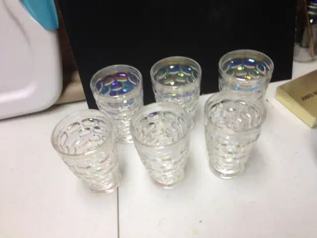 Lot de 6 verres avec reflets de couleurs in Kitchen & Dining Wares in Thetford Mines - Image 3