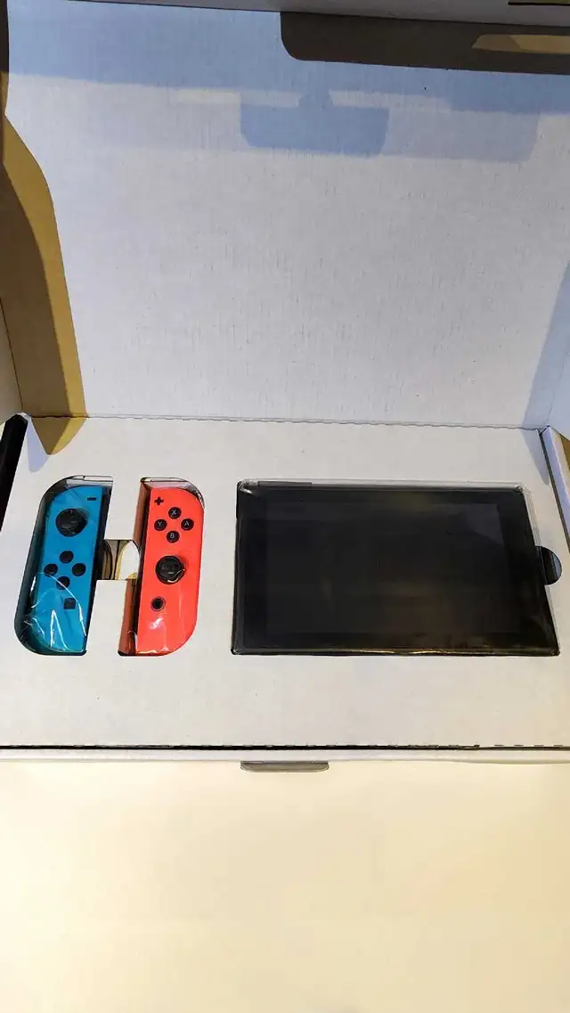 Nintendo Switch Launch Edition in Nintendo Switch in Laval / North Shore - Image 4