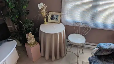 Petite table avec nappe et chaise, View more