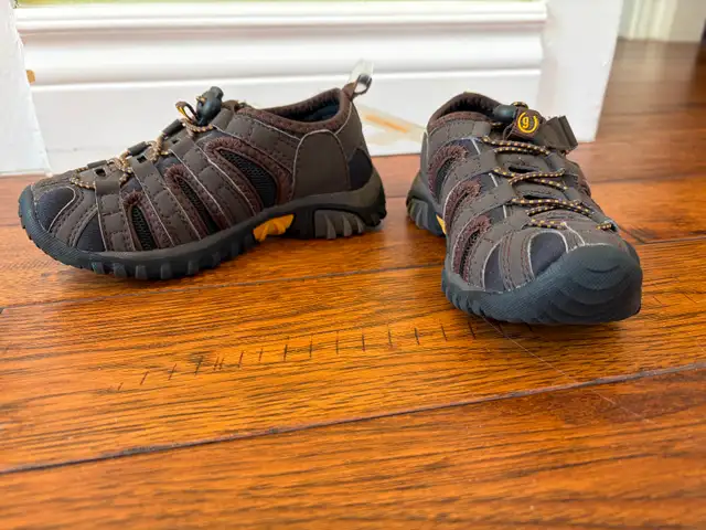 Kids hiking shoes in Kids & Youth in Oshawa / Durham Region - Image 3