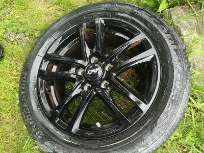 4 magnifiques mag (jantes) de marques DAi Wheels étaient sur une Wolkswagen Jetta Pneus Bridgestones...