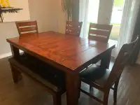 Table en bois (6 personnes possibilité de 8)