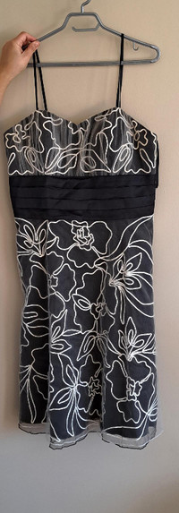 short black and white, floral prom dress/robe de bal noire