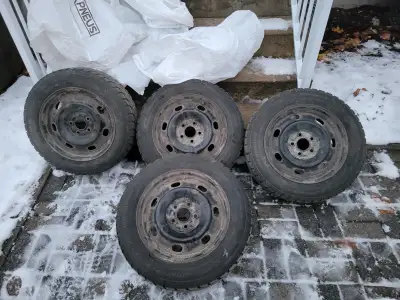 4 pneus d'hiver windforce et sur les 4 rims. Ils ont roulé SEULEMENT 1 hiver. Raison de vente: nouve...