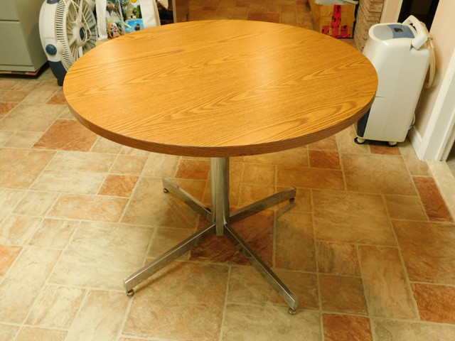 Table de cuisine ronde dans Mobilier de salle à manger et cuisine  à Trois-Rivières