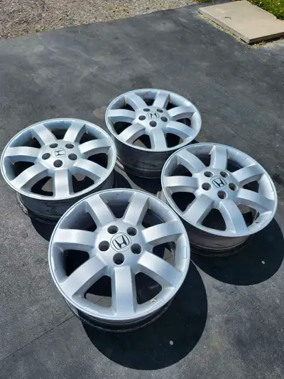 Selling a set of Honda CRV 17 inch rims. These rims are used, as can be seen in the photos, but they...