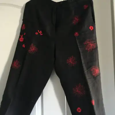 Eye catching Cute capri pants with red flower design size 4 petite 100 percent linen with lining thr...